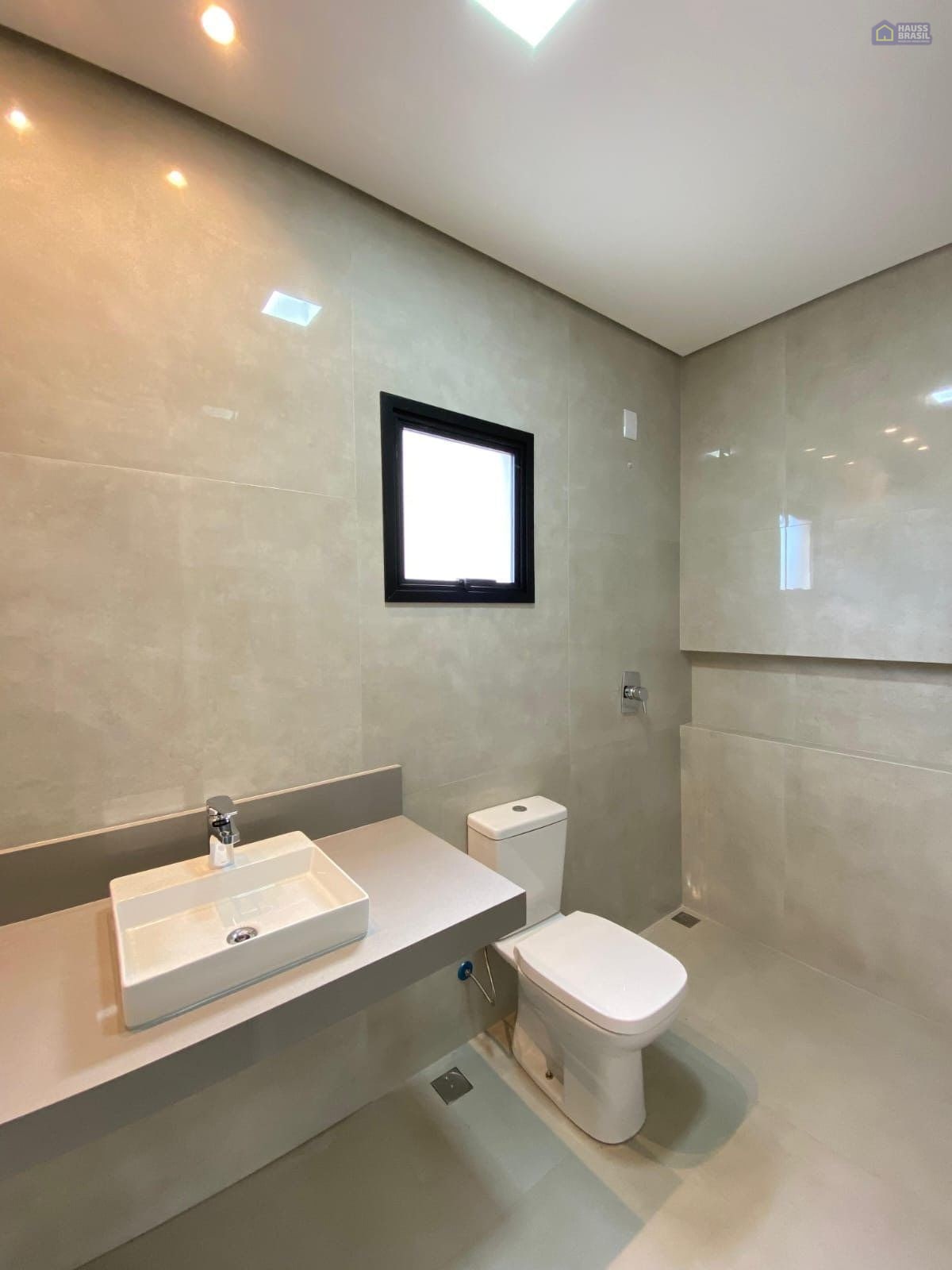 Sobrado no Condomínio Brisas | 3 suítes e piscina com SPA - foto 3